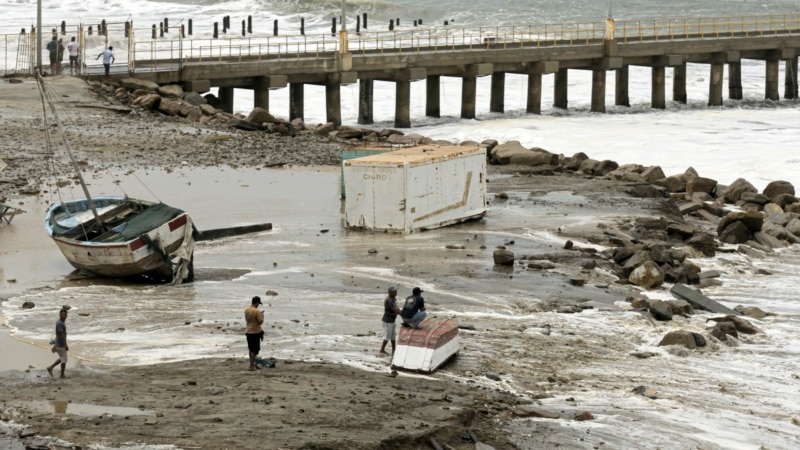 Waves pound coasts of Ecuador and Peru, closing ports, killing 2