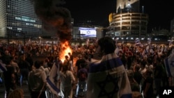 Sejumlah demonstran menyalakan api unggun dalam aksi protes menentang pemecatan terhadap Menteri Pertahanan Israel Yoav Gallant, di Tel Aviv, Israel, pada 5 November 2024. (Foto: AP/Oded Balilty)