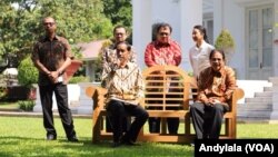 Presiden Jokowi didampingi sejumlah menteri di halaman belakang Istana Merdeka, Jakarta, 16 Januari 2015 (Foto: VOA/Andylala).