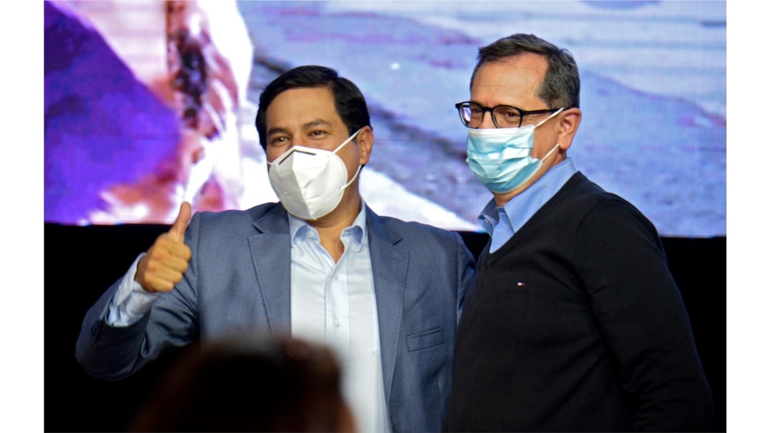 El candidato presidencial ecuatoriano por el partido Unión por la Esperanza, Andrés Arauz (izq.), levanta el pulgar junto a su compañero de fórmula Carlos Rabascall tras las elecciones generales en Quito, Ecuador, el 7 de febrero de 2021.