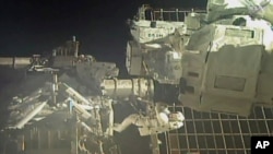 Astronot NASA Chris Cassidy dan Bob Behnken saat melakukan spacewalk di luar ISS. 