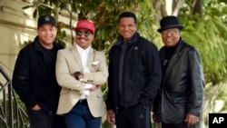 Marlon Jackson, segundo desde la izquierda, Jackie Jackson, segundo desde la derecha, y Tito Jackson, a la derecha, los hermanos del fallecido cantante Michael Jackson, y el hijo de Tito, Taj, a la izquierda, posan juntos.