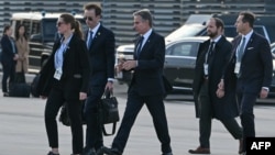 Le secrétaire d'État américain Antony Blinken sur le tarmac de l'aéroport Berlin-Brandebourg, le 18 octobre 2024 à l'issue de sa visite en Allemagne. AFP / Andrew Caballero-Reynolds
