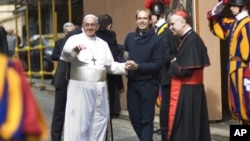 En esta imagen del 17 de marzo del 2013, se ve al Papa Francisco con el sacerdote uruguayo Gonzalo Aemilius, a quien el Papa conocía desde que era Arzobispode Buenos Aires y a quien ahora ha nombrado como uno de sus dos secretarios personales. Foto AP