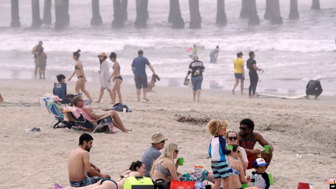 Suasana pantai Huntington, California yang ramai pengunjung, di tengah pandemi Corona, 26 April 2020. (Foto: dok).