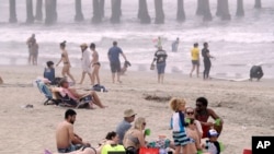 Suasana pantai Huntington, California yang ramai pengunjung, di tengah pandemi Corona, 26 April 2020. (Foto: dok).