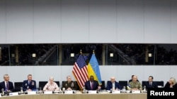 Селеста Уолландер (третья слева) на совещании военных руководителей стран НАТО в Брюсселе (архивное фото)