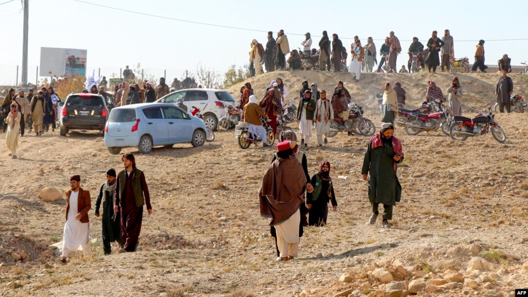 Paktiya viloyatida bir erkakning qatl etilishini tomosha qilishga kelgan omma, Afg'oniston, 13-noyabr, 2024 