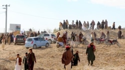 Sejumlah pria meninggalkan lokasi pelaksanaan eksekusi seorang pria oleh Taliban di stadion sepak bola di Gardez, Provinsi Paktia, Afghanistan, 13 November 2024. (Foto: AFP)