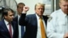 El expresidente estadounidense y candidato presidencial republicano Donald Trump levanta el puño cuando llega a su juicio penal en el Tribunal Penal de Manhattan en la ciudad de Nueva York, el 29 de mayo de 2024.