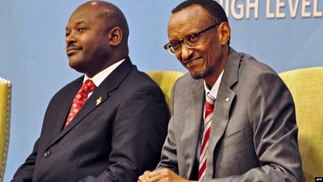 Perezida w'Uburundi Pierre Nkurunziza (i bubamfu) na Perezida Paul kagame w'u Rwanda ( i Buryo)