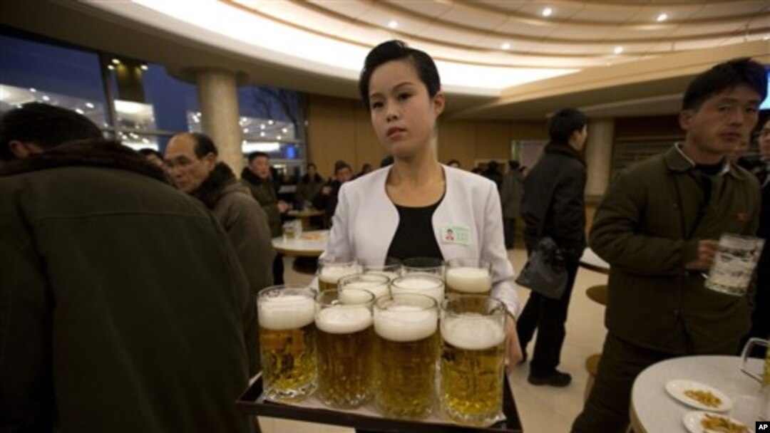 지난 2012년 북한 평양 만수교청량음료점에서 한 여종업원이 맥주를 나르고 있다. (자료사진)