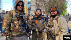 Pacíficamente concluyó en Richmond, la capital de Virginia, una protesta de miles de personas por el derecho a portar armas y contra leyes propuestas por legisladores estatales para el control de armas. Foto, VOA.