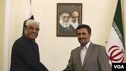 Presiden Iran Mahmoud Ahmadinejad menerima kunjungan Presiden Pakistan Asif Ali Zardari di Teheran (16/7).