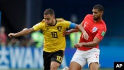 Le Belge Eden Hazard, à gauche, en duel avec l'Anglais Ruben Loftus-Cheek lors du match pour la troisième place entre l'Angleterre et la Belgique à la Coupe du monde de football 2018 au St Petersburg Stadium, Russie, 14 juillet 2018. 