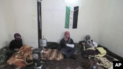 សមាជិក​កងទ័តព​សេរី​ស៊ីរី (Free Syrian Army)​ ដែល​រង​របួស​សម្រាក​នៅ​ក្នុង​មន្ទីពេទ្យ​បណ្តោះ​អាសន្ន​មួយ​នៅ​ក្នុង​ខេត្ត​ Idlib កាល​ពី​ថ្ងៃ​ទី​០១ ខែ​មិនា​ ឆ្នាំ​២០១២។