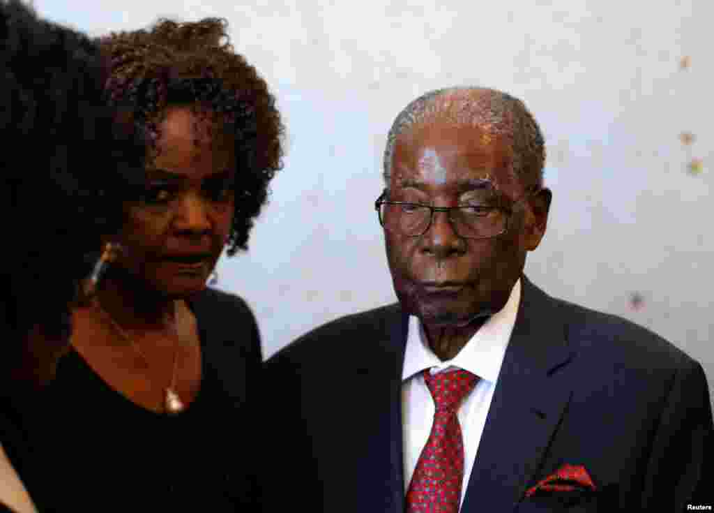 O antigo presidente zimbabueano, Robert Mugabe e a sua esposa, Grace nas eleições gerais em Harare no dia 30 de Julho 2018.