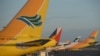 Pesawat Cebu Pacific (pertama, kiri), pesawat Philippines Airlines (kedua dari kiri) dan Cathay Pacific parkir di tarmac Bandara Internasional Manila, 2 November 2015. (Foto: Ted Aljibe/AFP Photo)