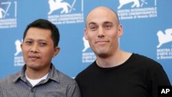 Adi Rukun (kiri) dan sutradara Joshua Oppenheimer dalam sesi foto untuk film 'The Look of Silence' di Venesia, Italia (28/8).