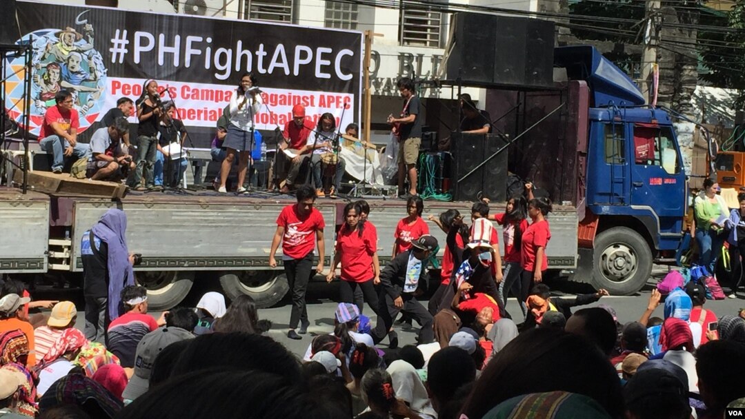  Anti-APEC protesters call for the 21-member Asia-Pacific economic body to be "junked" with word, music and dance. Pasay City, Metro Manila, Philippines, Nov. 19, 2015. (S. Orendain/VOA)