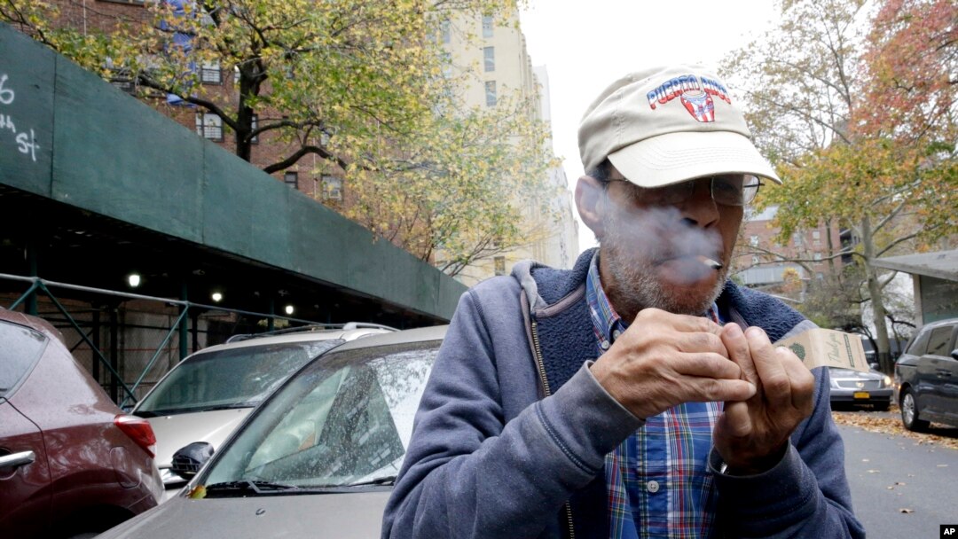 Luis Torres fuma un cigarrillo frente a las casas Chelsea-Elliot de la Autoridad de Vivienda de la Ciudad de Nueva York, donde reside. 12-11-15.
 
