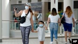 지난달 29일 미국 캘리포니아 새크라멘토의 쇼핑몰에서 시민들이 마스크를 착용하고 있다. 