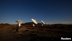 Le crépuscule tombe sur les antennes paraboliques du télescope radio du KAT-7 RAID sur le site sud-africain proposée pour le Square Kilometre Array (SKA), 17 mai 2012. 