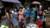 ရန်ကုန်မြို့ရှိ ဈေးတခုမှာ ဈေးဝယ်နေသူတချို့ တွေ့ရတဲ့ မြင်ကွင်း။ (မေ ၂၉၊ ၂၀၂၀)