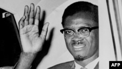 Patrice Lumumba azali kopesa mbote wuto motuka na ye na nzela ya libanda lya mpepo ya Idlewild na kokende New York, le 02 août 1960.