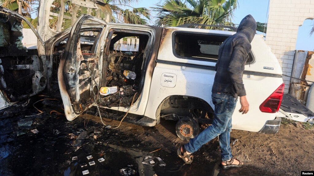 一名巴勒斯坦人在加沙查看一辆被以色列空袭击毁的汽车，救援组织世界中央厨房的人员在这辆车中被打死。(2024年4月2日)(photo:VOA)