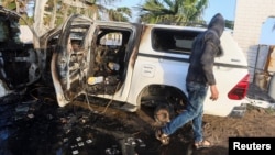 一名巴勒斯坦人在加沙查看一辆被以色列空袭击毁的汽车，救援组织世界中央厨房的人员在这辆车中被打死。(2024年4月2日)