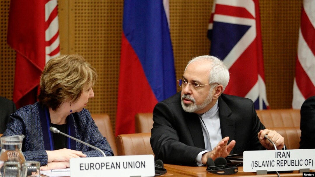 Pejabat Uni Eropa, Catherine Ashton (kiri) dan Menlu Iran Mohammad Javad Zarif dalam perundingan di Wina, Selasa (17/6).