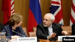 Pejabat Uni Eropa, Catherine Ashton (kiri) dan Menlu Iran Mohammad Javad Zarif dalam perundingan di Wina, Selasa (17/6).