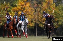 I membri delle squadre di polo femminile dell'Argentina e degli Stati Uniti si allenano prima dei Campionati mondiali di polo femminile, a Pilar, alla periferia di Buenos Aires, Argentina, 8 aprile 2022 (REUTERS/Agustin Marcarian)