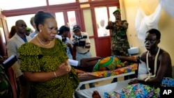 La présidente par intérim Catherine Samba-Panza visits victims à l'hôpital de Bangui, le 1er juin 2014. (AP Photo/Jerome Delay)