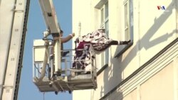 Ռուս Ձմեռ պապը բարձրացել է մանկական հիվանդանոցի պատուհաններին, ողջունել երեխաներին