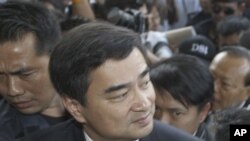 ထိုင်းဝန်ကြီးချုပ်ဟောင်း Abhisit အထူးစုံစမ်းရေးဌာနသို့ အမူရင်ဆိုင်ရင် ရောက်ရှိစဉ် ဒီဇင်ဘာ ၁၃၊ ၂၀၁၂။