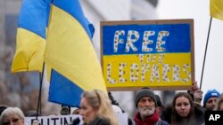 Demonstranti sa ukrajinskim zastavama ispred zgrade Evropskog saveta u Briselu (Foto: AP/Virginia Mayo)