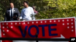 Martin Luther King III, a la izquierda, después de emitir su voto anticipado en Atlanta, el 21 de octubre de 2024. (Foto AP/Ben Gray)