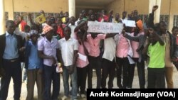 Quelques élèves et étudiants regroupés ce jeudi matin devant le lycée de walia dans la commune du 9eme arrondissement à la sortie Sud de N'Djamena, au Tchad, le 14 décembre 2016. (VOA/André Kodmadjingar)