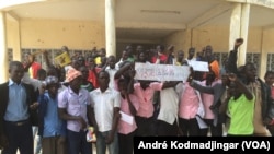 Quelques élèves et étudiants regroupés ce jeudi matin devant le lycée de walia dans la commune du 9eme arrondissement à la sortie Sud de N'Djamena, au Tchad, le 14 décembre 2016. (VOA/André Kodmadjingar)