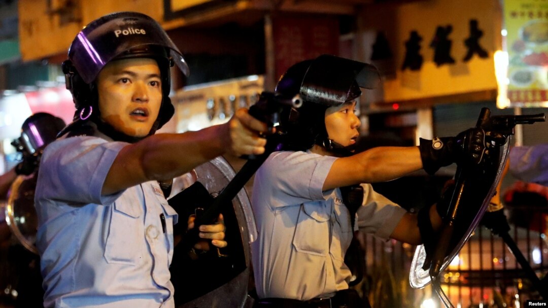 香港警方拔槍指向示威群眾。