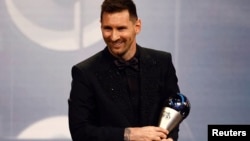 Lionel Messi dari Paris St Germain memenangkan penghargaan Pemain Terbaik FIFA 2022. (Foto: REUTERS/Sarah Meyssonnier)