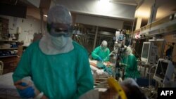 Mjekët në pavionin e kujdesit intensiv në Spitalin Povisa (Vigo, Spanjë)