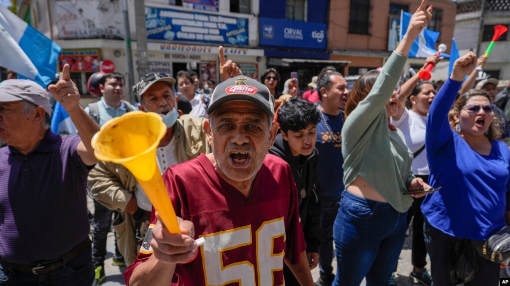 Los manifestantes se reúnen frente a la Fiscalía General para protestar por el allanamiento al Tribunal Supremo Electoral y a favor de los resultados electorales que convocaron a una segunda vuelta en la elección presidencial en la Ciudad de Guatemala, el 13 de julio de 2023.