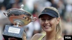 Maria Sharapova mengangkat pialanya setelah mengalahkan Samantha Stosur di turnamen Italia Terbuka hari Minggu (15/5).