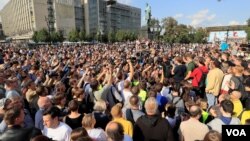 Manifestantes en una protesta en Moscú piden a las autoridades que permitan a candidatos de oposición participar en elecciones locales y que liberen a activistas detenidos en protestas recientes. Agosto 31 de 2019.