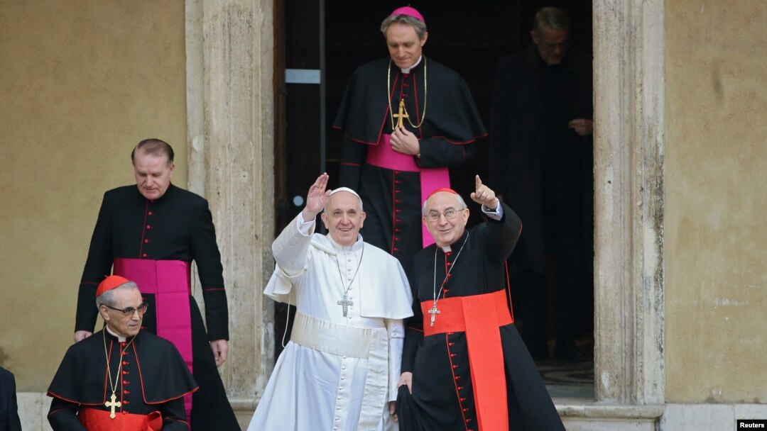 Pemimpin Gereja Katolik Dunia yang baru terpilih, Paus Fransiskus melambaikan tangannya saat menuruni tangga Basilika Santa Maria Maggiore di Roma, didampingi Kardinal Santos Abril dari Spanyol (kiri) dan Kardinal Agostino Vallini dari Roma (14/3)