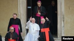 Pemimpin Gereja Katolik Dunia yang baru terpilih, Paus Fransiskus melambaikan tangannya saat menuruni tangga Basilika Santa Maria Maggiore di Roma, didampingi Kardinal Santos Abril dari Spanyol (kiri) dan Kardinal Agostino Vallini dari Roma (14/3)