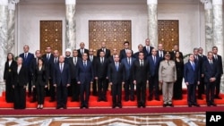 Presiden Mesir Abdel-Fattah el-Sissi (tengah) berfoto bersama kabinet Mesir yang baru yang dipimpin Perdana Menteri Mostafa Madbouly, di Istana Ittihadiya, Kairo, Mesir, Rabu, 3 Juli 2024. (Foto: Kantor Media Kepresidenan Mesir via AP)